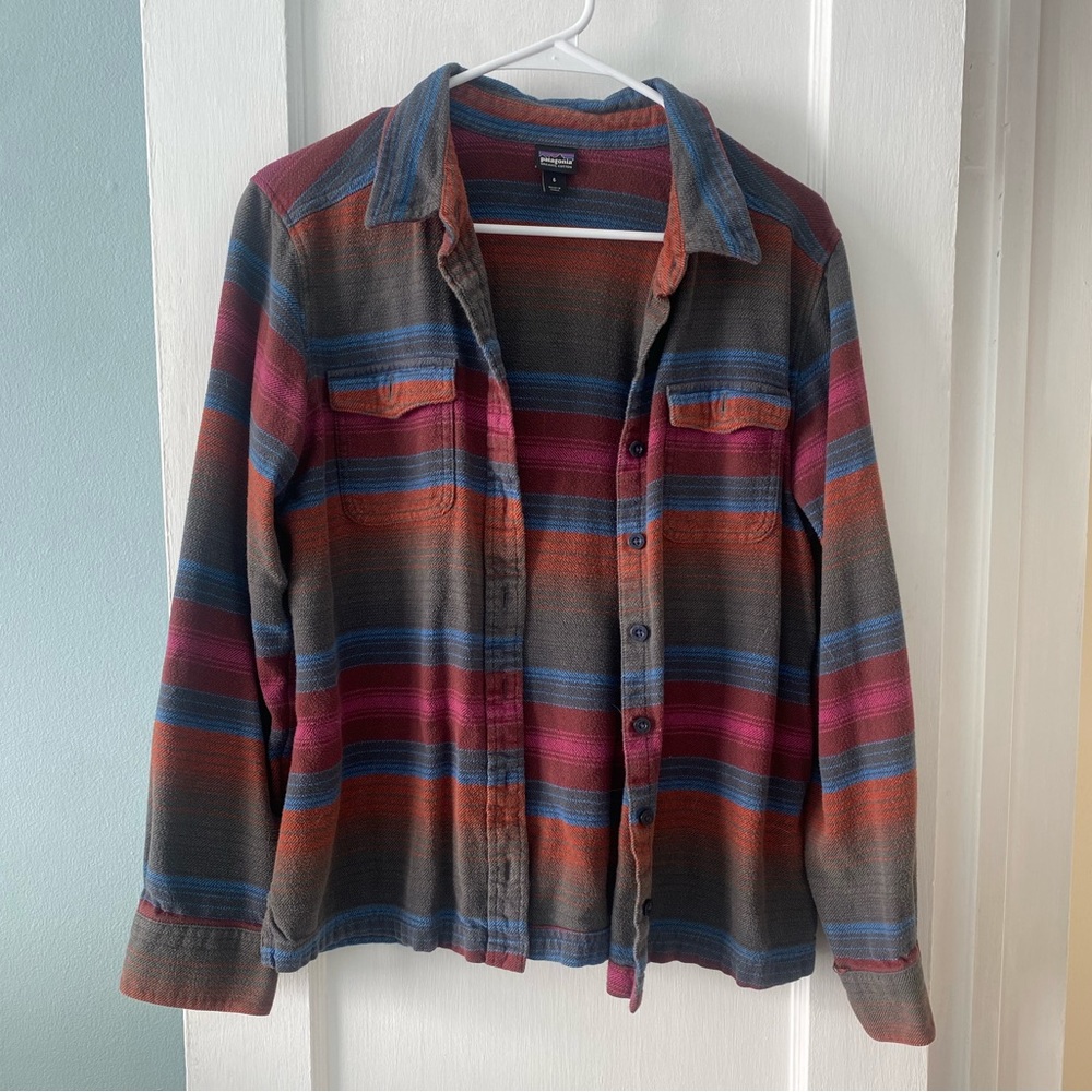 Patagonia women’s size 6 button down top — excellent condition!